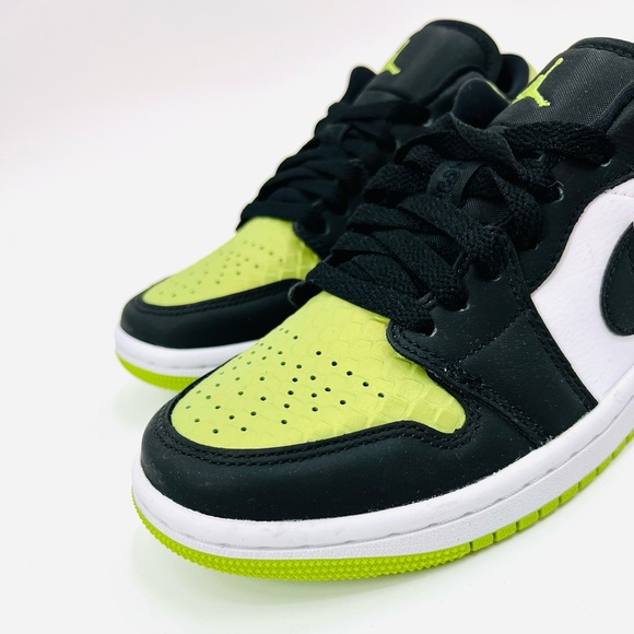 Air Jordan Nike Low SE 'Vivid Green/Black/White' Woman's Size